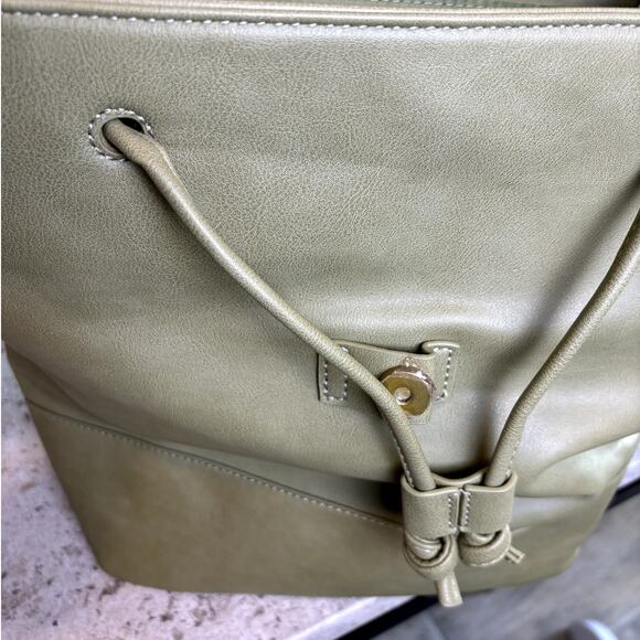 Fawn Vegan Leather Green Cinch Backpack Travel Weekend Carry-On Cruise NWT - Picture 4 of 5